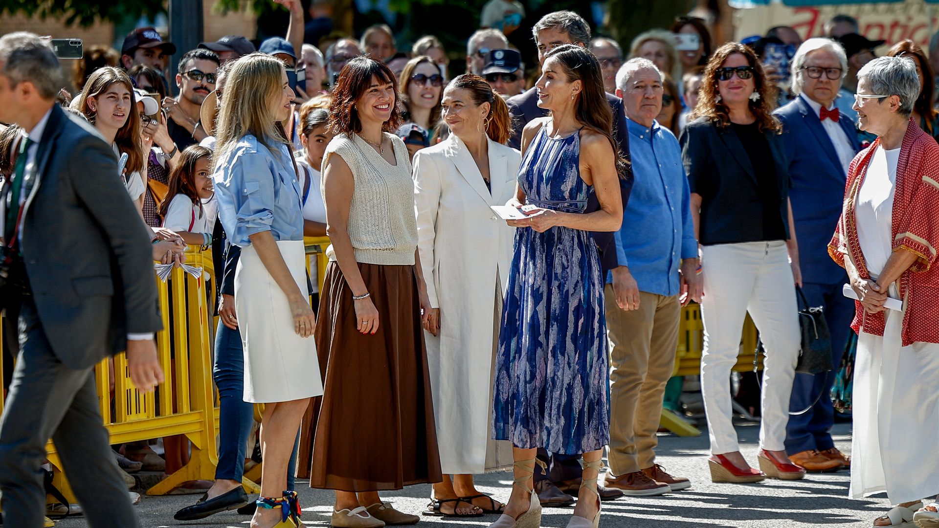 La reina Letizia inaugura la Feria del Libro de Madrid 2026: escritores, sonrisas y humor
