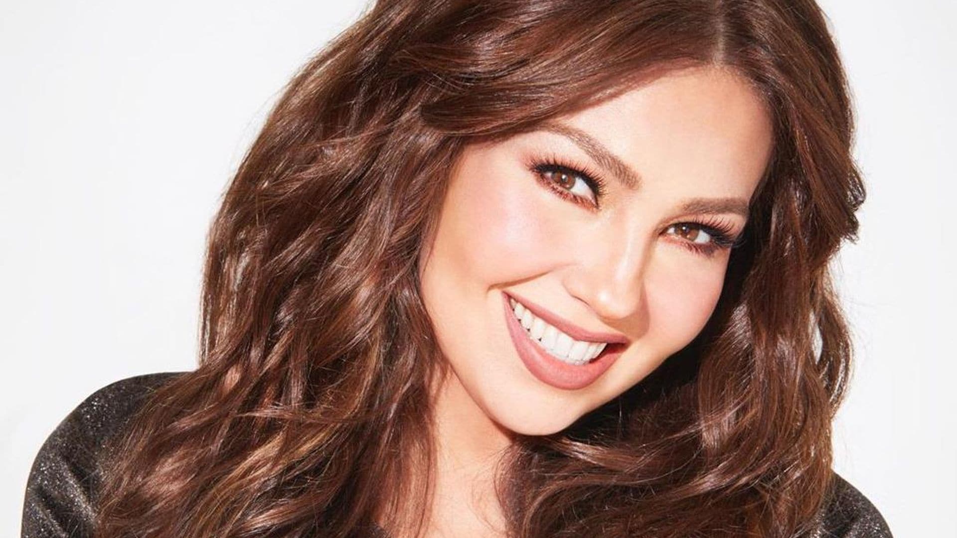 Thalía anuncia el lanzamiento de su nueva -y colorida- paleta de maquillaje