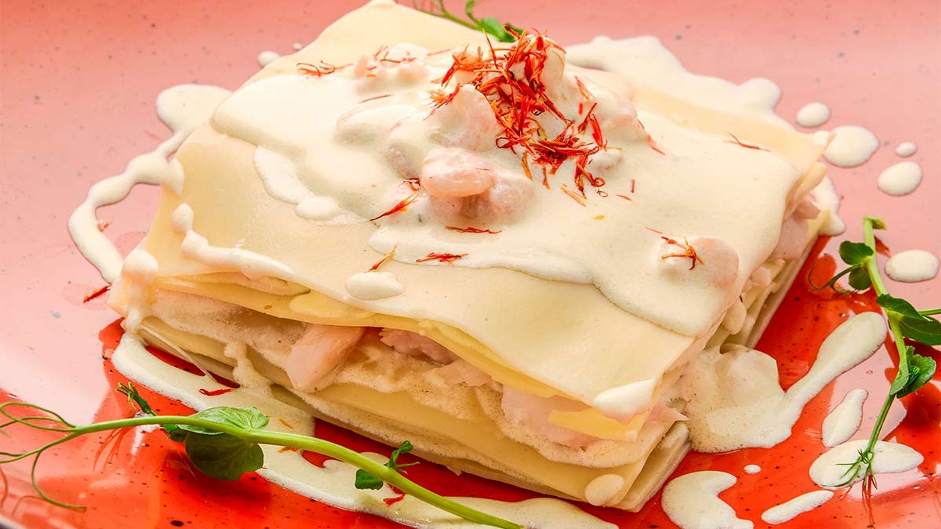 Lasaña fría de gambas y merluza