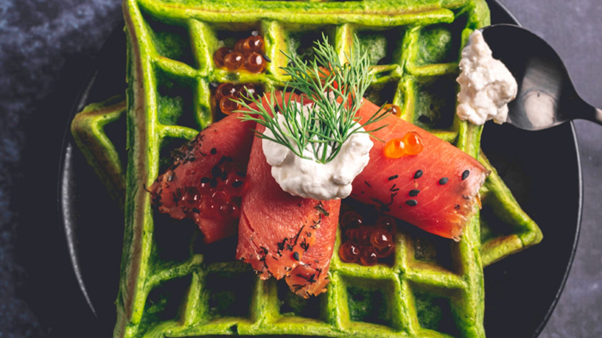 Gofres de espinacas con salmón