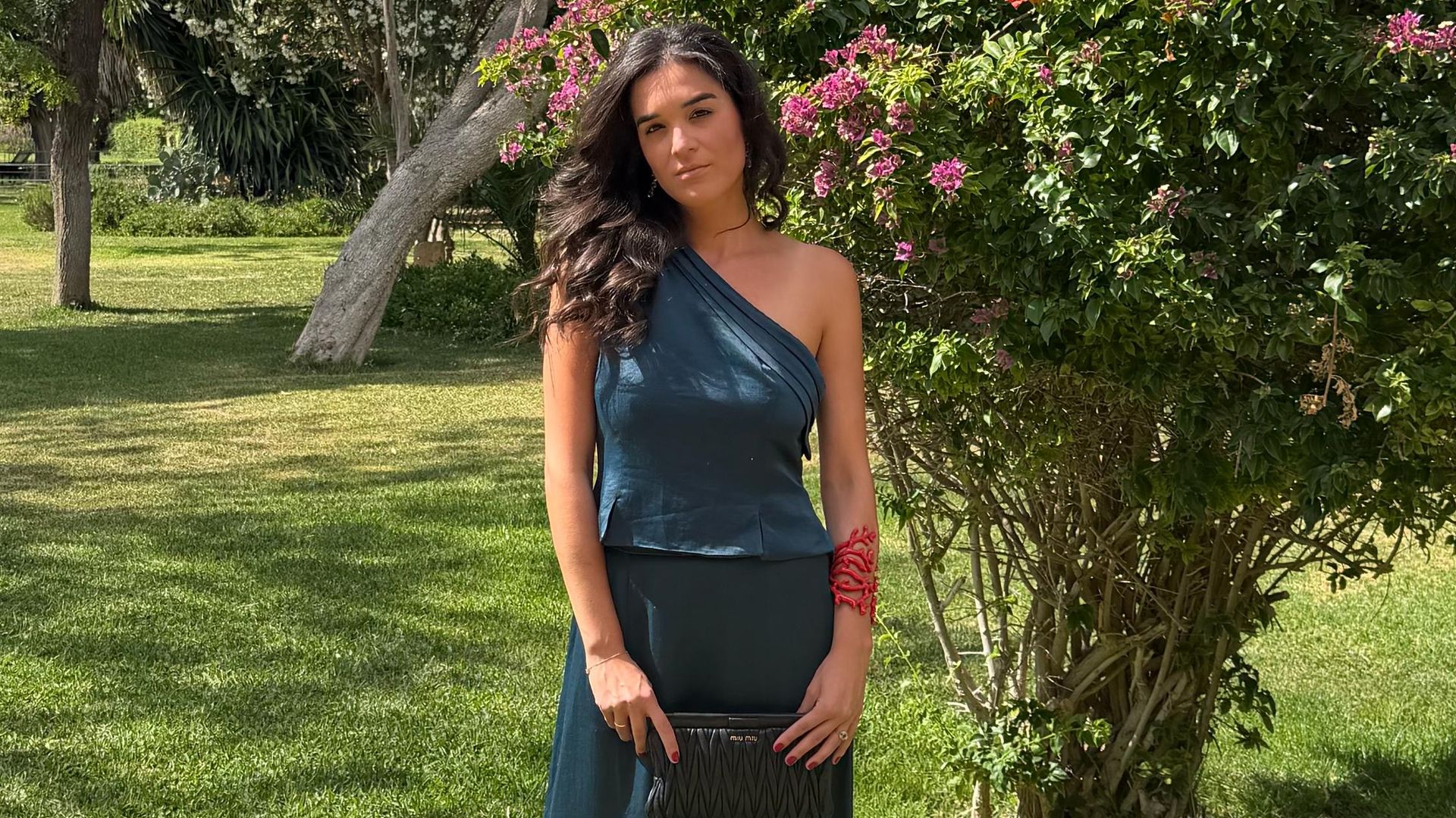 Bárbara Mirjan con conjunto de invitada para una boda