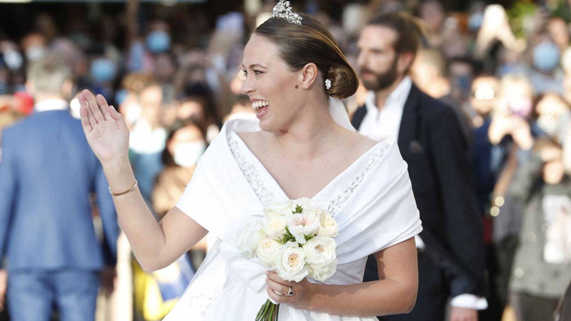 Nina Flohr se casa con un impresionante vestido de corte princesa y la tiara del corsario