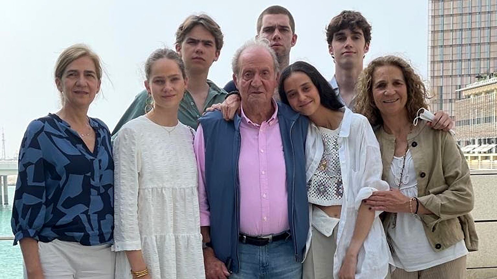 Don Juan Carlos recibe la visita de sus hijas y sus nietos en Abu Dabi