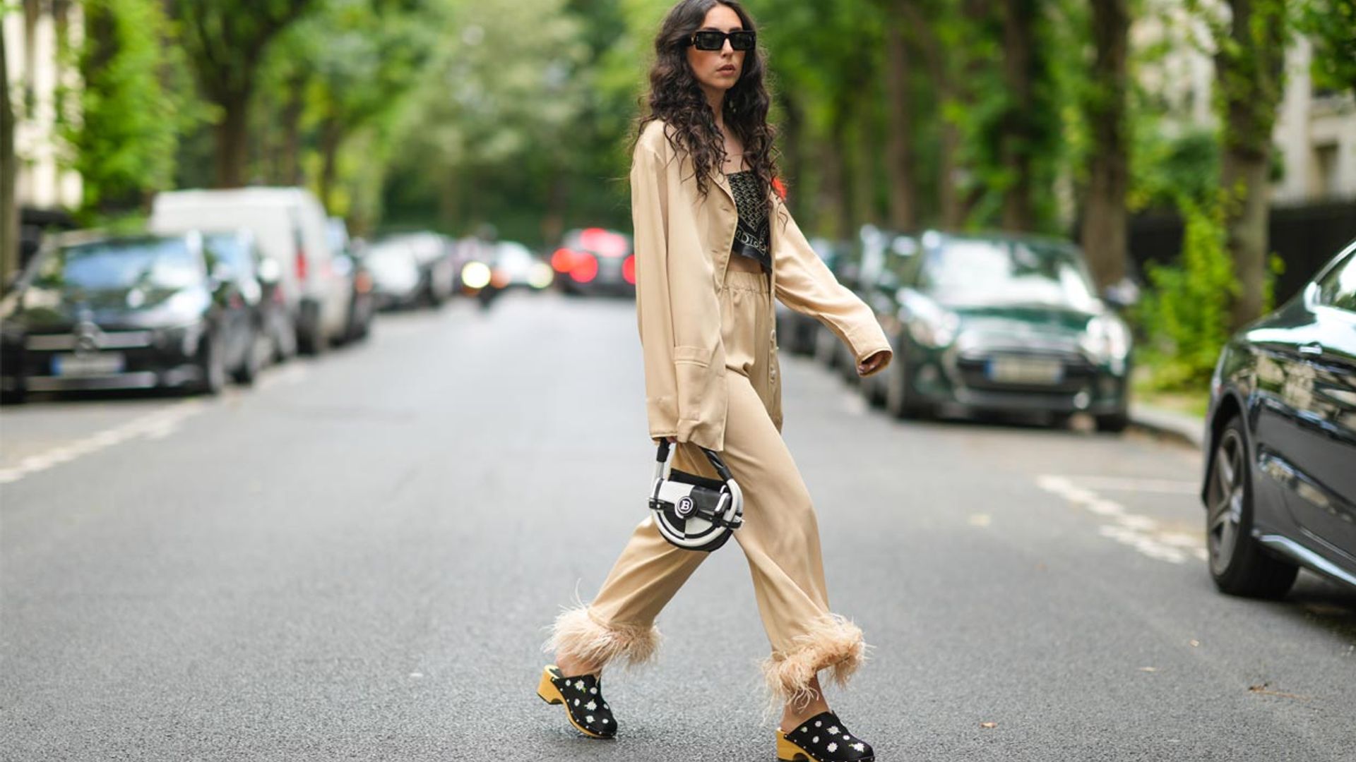 Zuecos de madera y sandalias cómodas: las tendencias que mejor quedan con vestido y pantalón