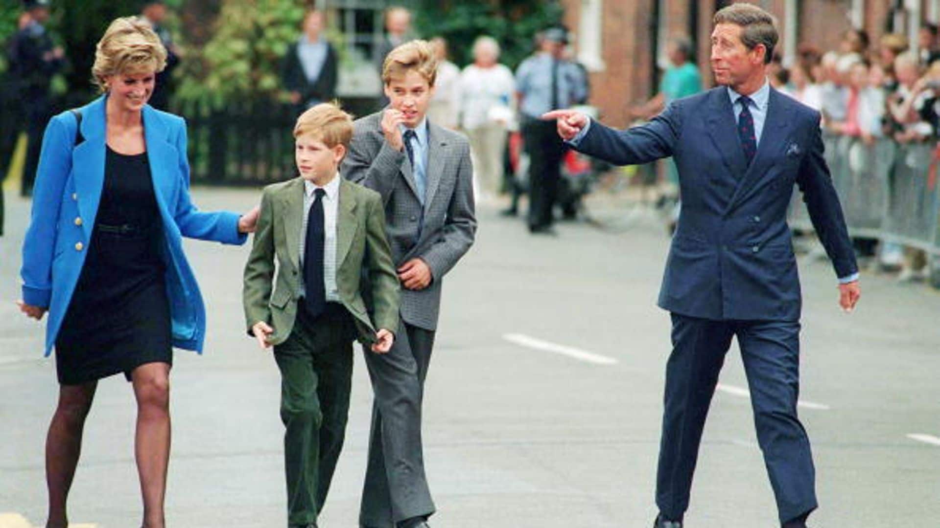 Los príncipes de Gales, ya separados pero no divorciados, acompañan al príncipe Guillermo a Eton College para su ingreso en el internado que se encuentra cerca del Castillo de Windsor, la imagen se tomo en septiembre de 1995. Dos meses después Diana de Gales dio la explosiva entrevista con la que forzó el acuerdo para su divorcio