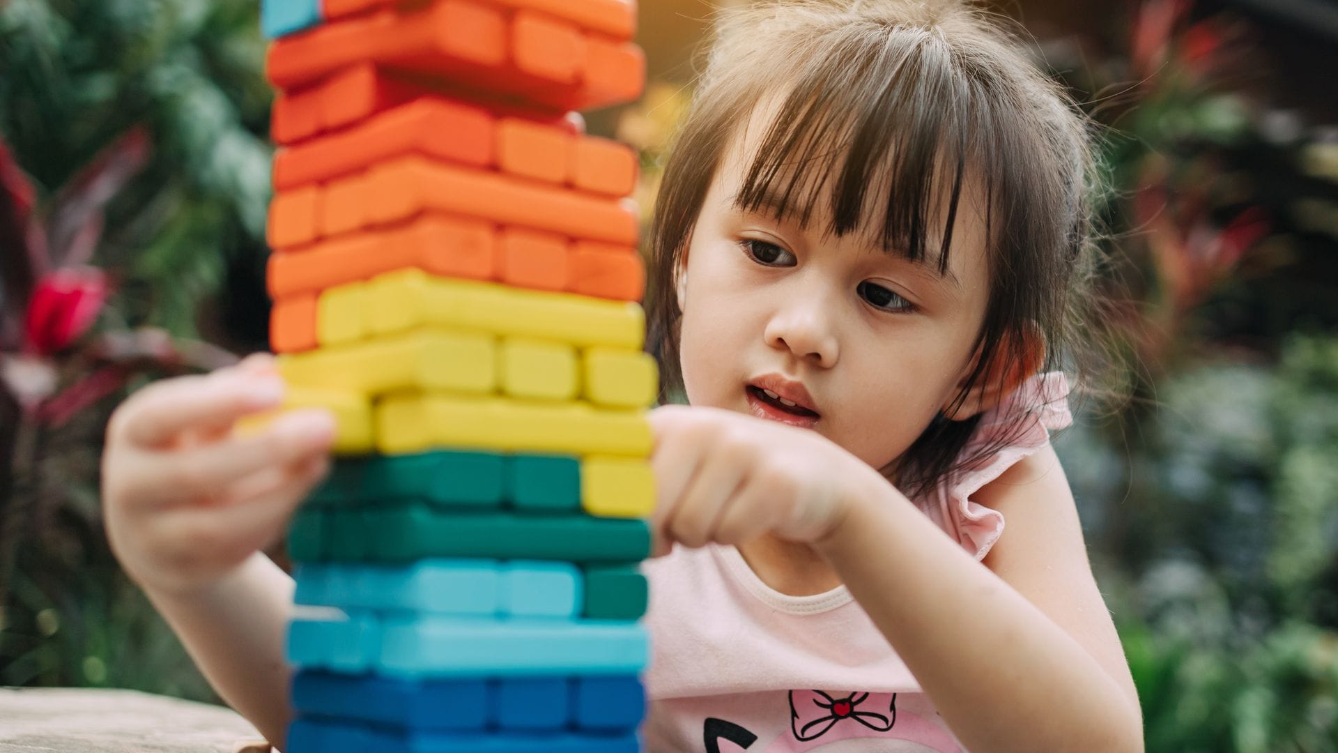Niña juega al Jenga