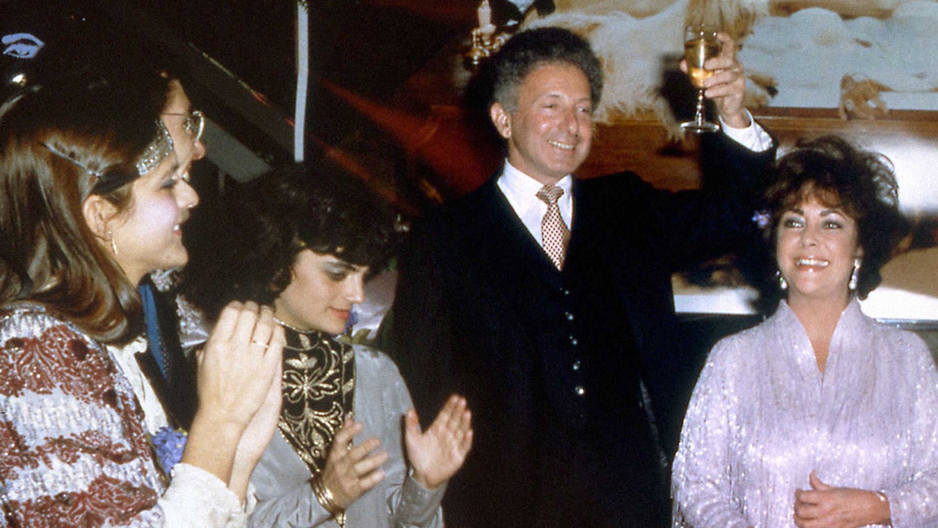 La llamativa conexión de Aileen Getty, exnuera de Elizabeth Taylor, con el ataque de 'Los girasoles' de Van Gogh