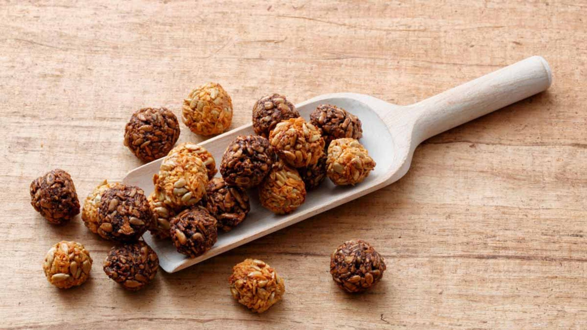Bolitas de pipas al curry y al cacao