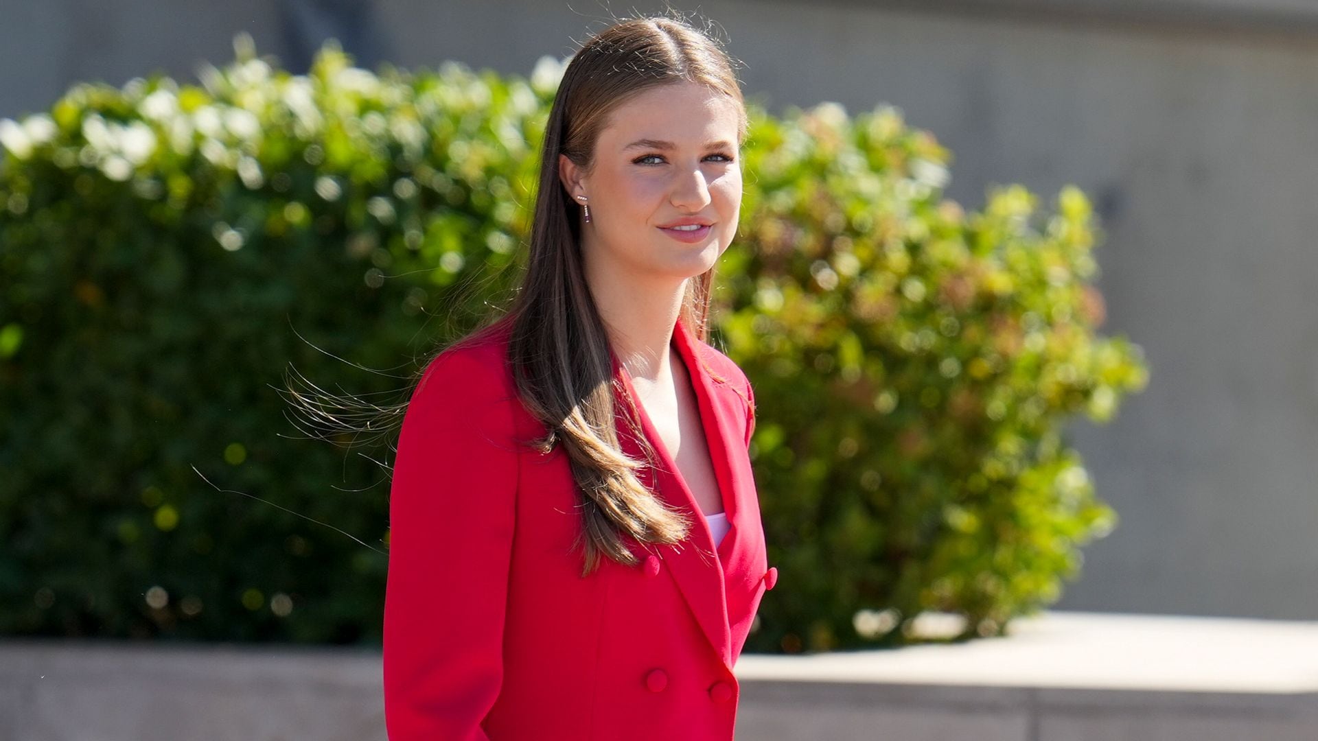La princesa de Asturias viaja a Lisboa con un look de traje rojo que recuerda a la reina Letizia