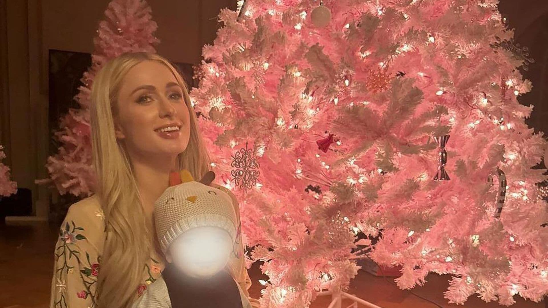 Paris Hilton y su árbol de Navidad rosa que nos inspira