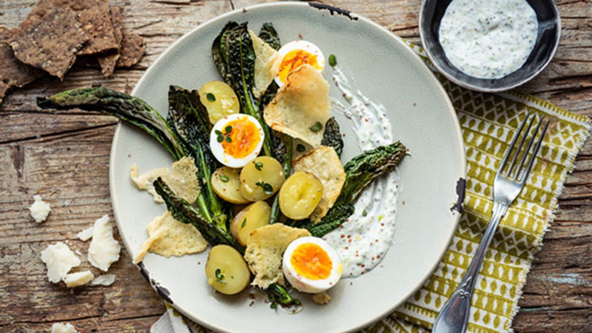 Ensalada de patatas nuevas, huevos duros y 'Parmigiano Reggiano' a la parrilla