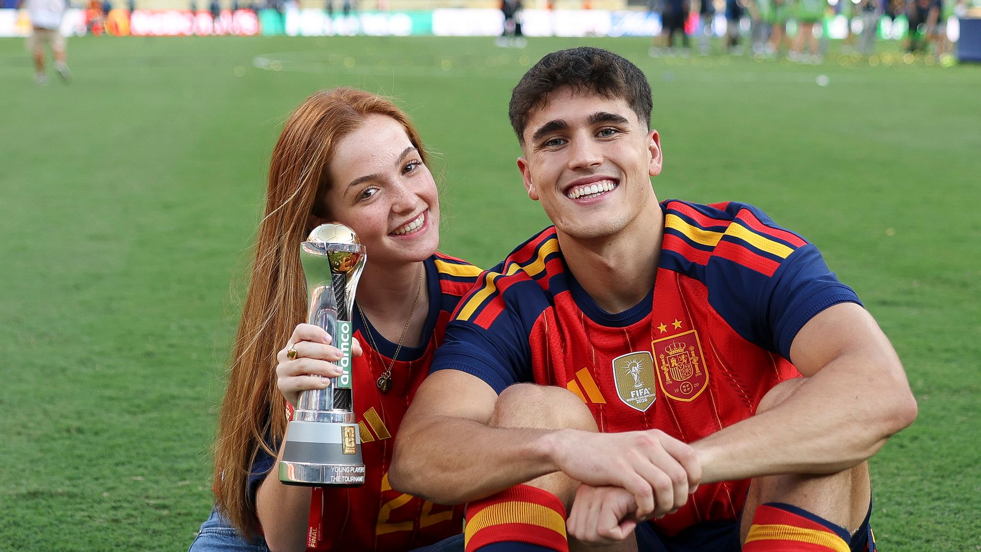 Pau Cubarsí y Martina, tras la victoria de España en el Mundial de 2026