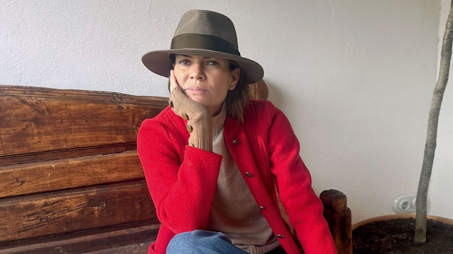 TODO AL VERDE 
Sentada con sombrero de @dorantesharness, jersey y mitones de @kutjen, chaqueta de @frambua_official y zapatos de @silbonmoda. 