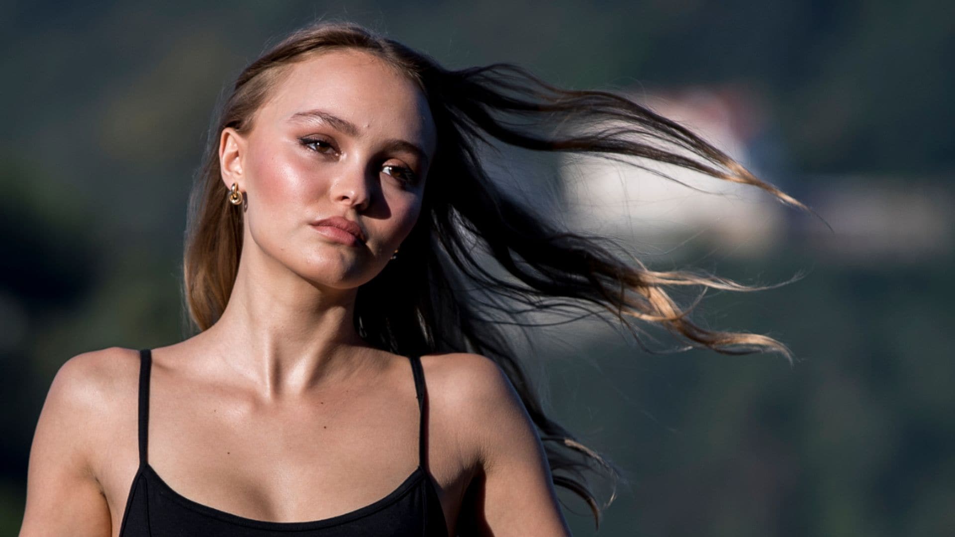 Lily Rose Depp cumple 24 años enamoradísima de la rapera 070 Shake y muy orgullosa de su padre, Johnny Depp