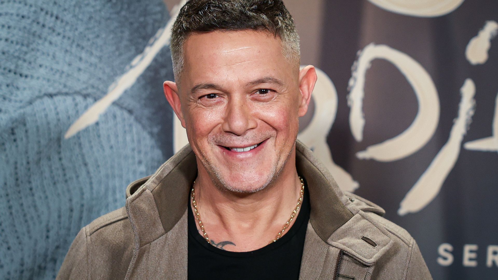 Alejandro Sanz muestra su romántico momento junto a Stephanie Cayo en pleno escenario