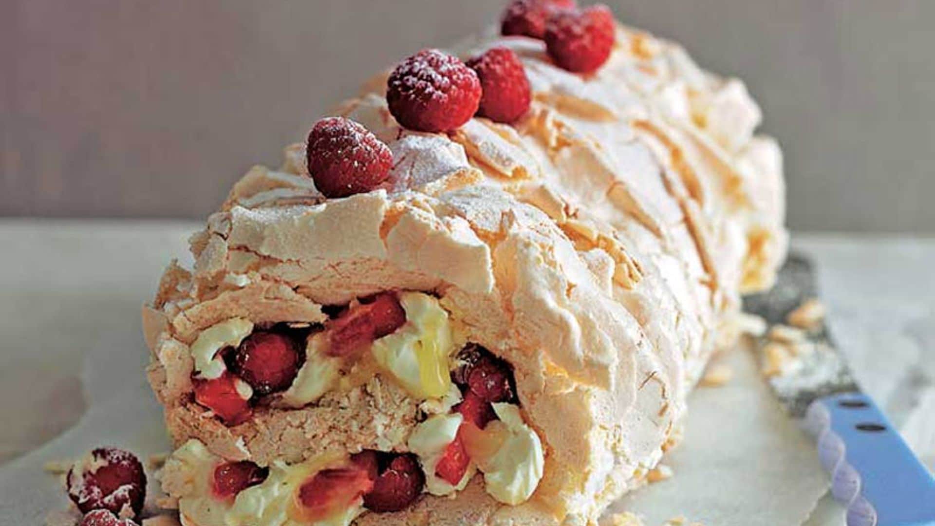 Brazo de merengue relleno de fresas y frambuesas