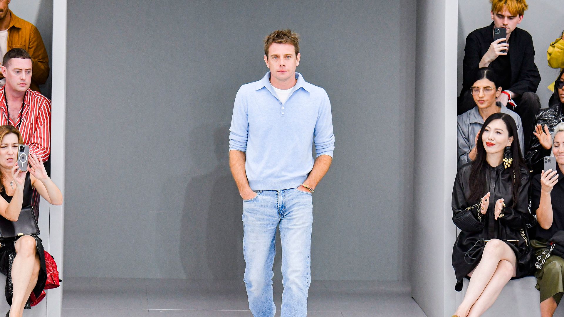 De Giorgio Armani a Jonathan Anderson: los grandes genios de la moda siempre visten de básicos y esta es la razón