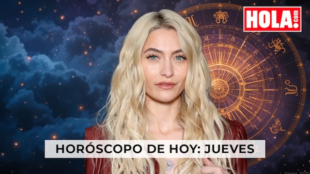 Paris Jackson en primer plano, de fondo la rueda del zodiaco