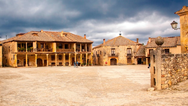 Plaza Mayor de Pedraza, el encantador pueblo medieval que todo el mundo debería de conocer
