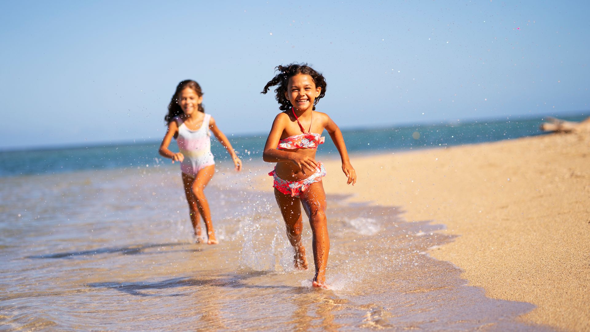 Niños corriendo por la playa de Isla Mauricio