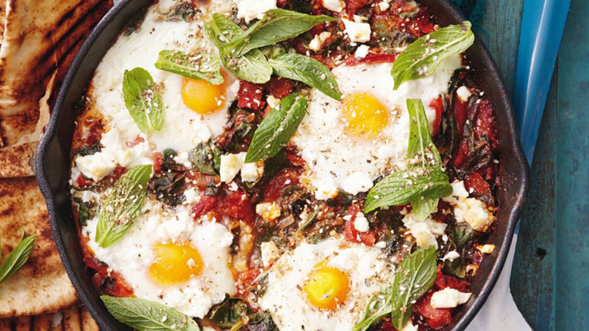 Huevos con acelgas, tomate y 'dukkah'