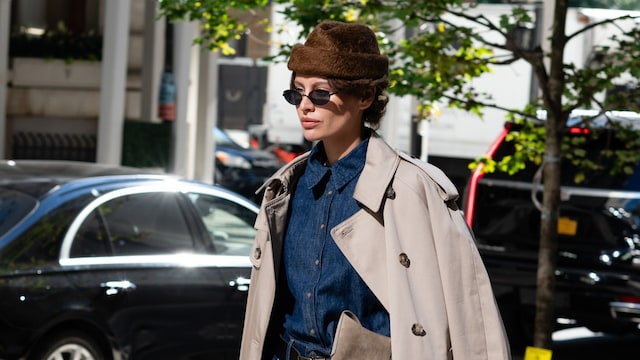 look vaquero con gabardina marrón