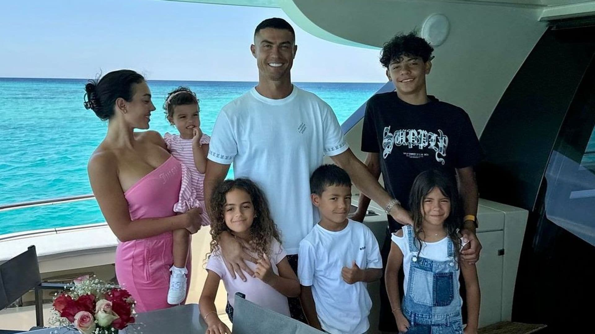 Las lujosas vacaciones de Georgina y Cristiano en el Mar Rojo con sus cinco niños y dos íntimos amigos de la familia