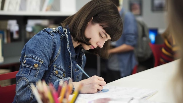 chica pintando