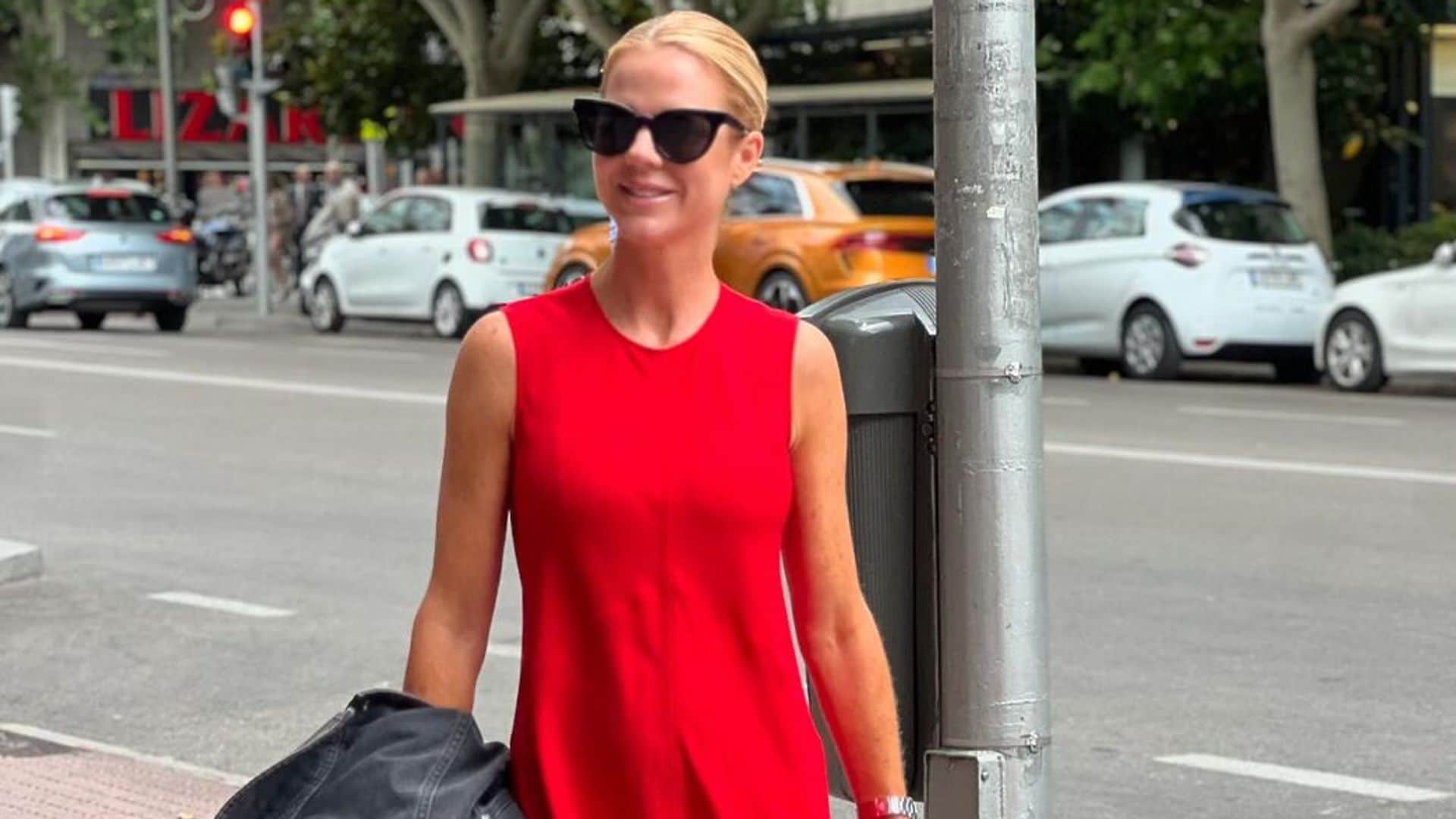 Cómo vestir de rojo en verano con prendas asequibles y españolas, según Amelia Bono