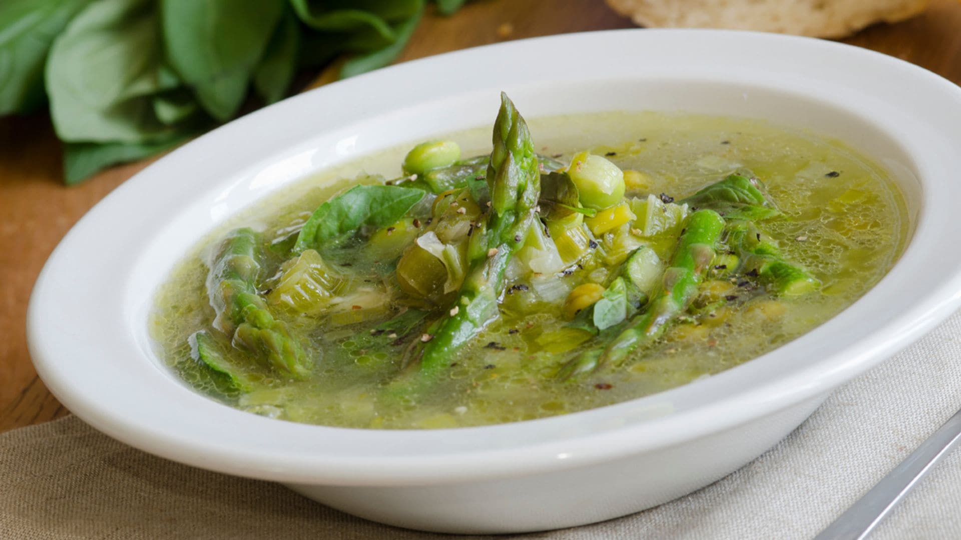 Sopa minestrone de espárragos, calabacín y habitas