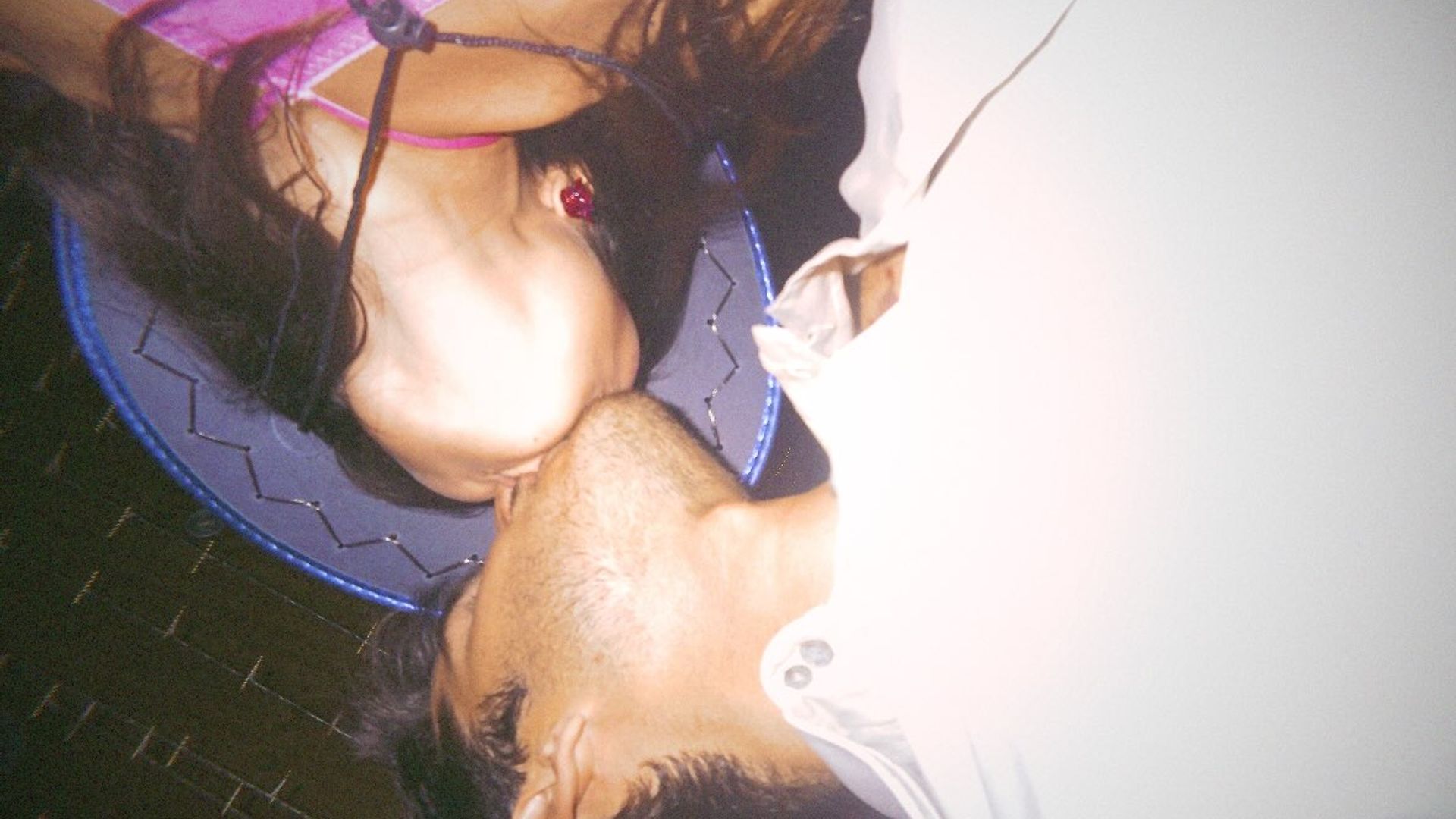 El romántico beso de la pareja