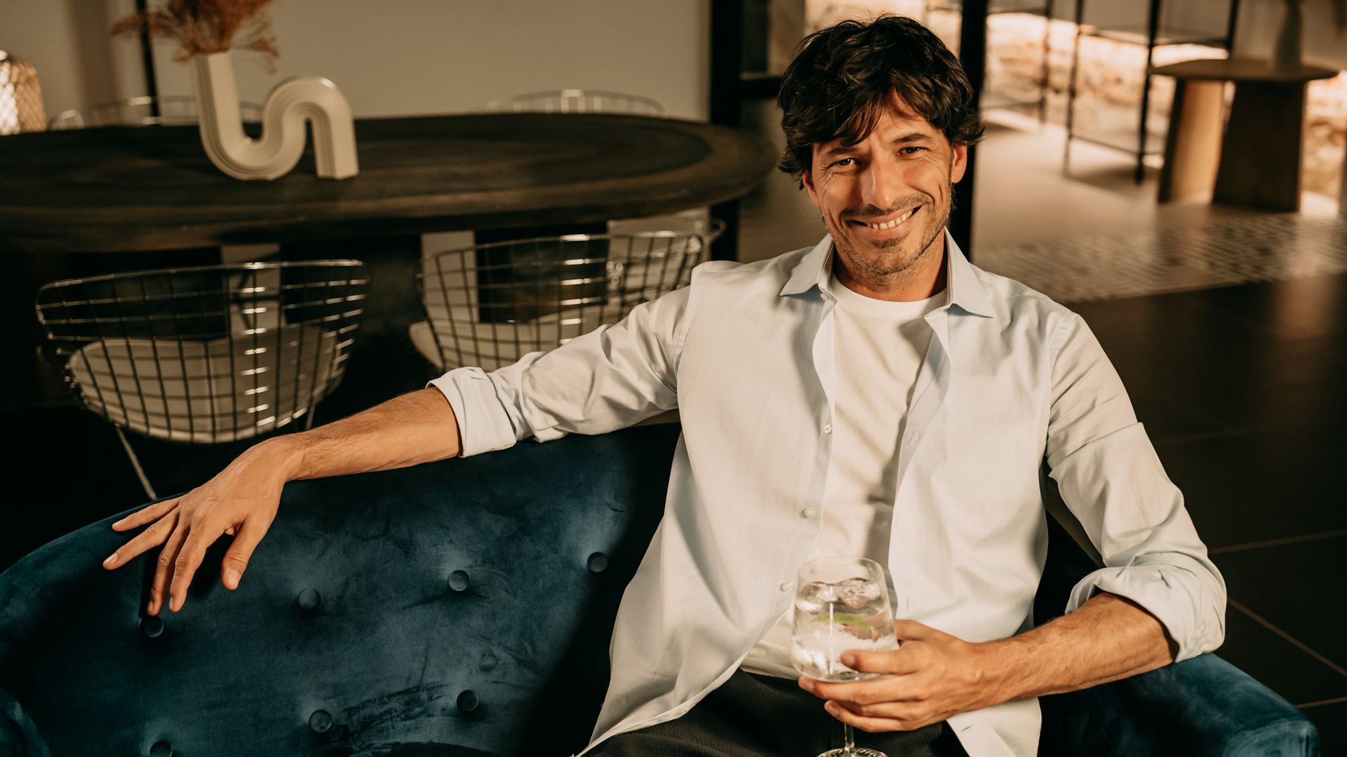 Así vive Andrés Velencoso: viajes, proyectos y el arte de disfrutar con los suyos