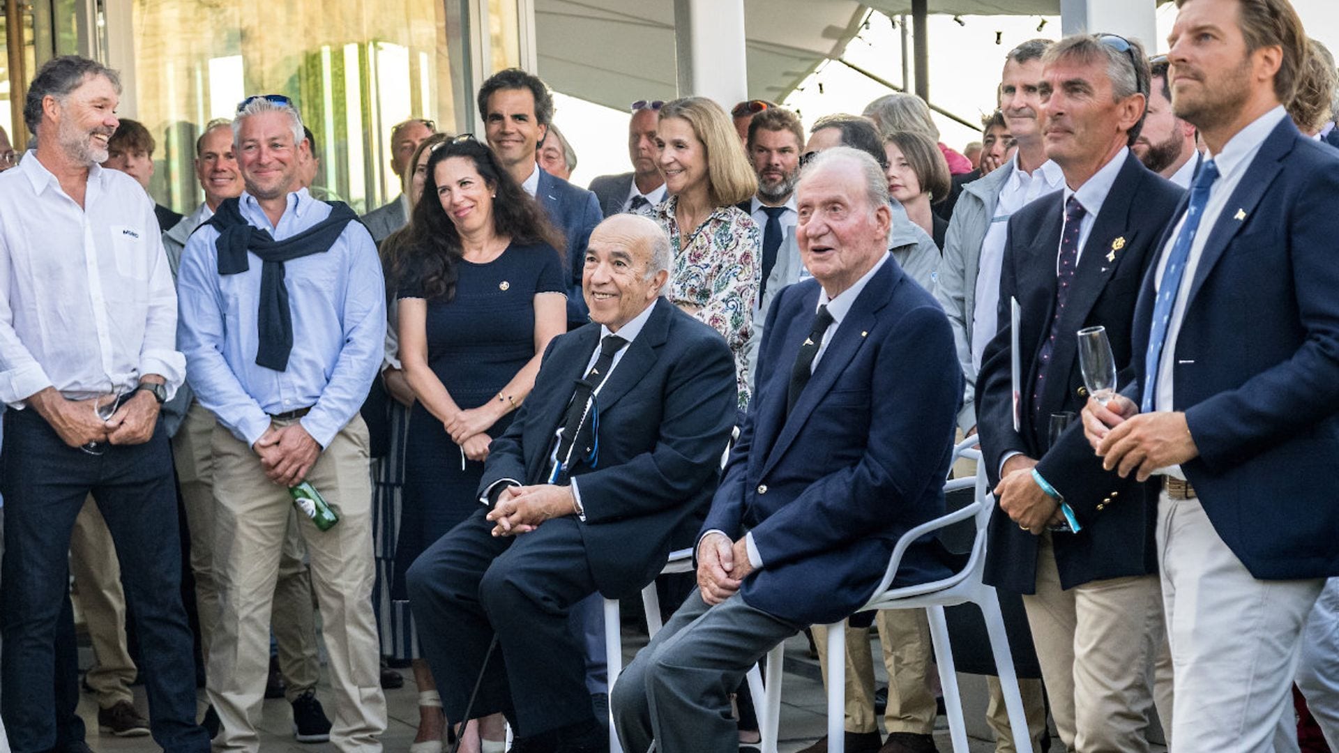El rey Juan Carlos, feliz junto a la infanta Elena en la ceremonia inaugural del torneo en el que participará