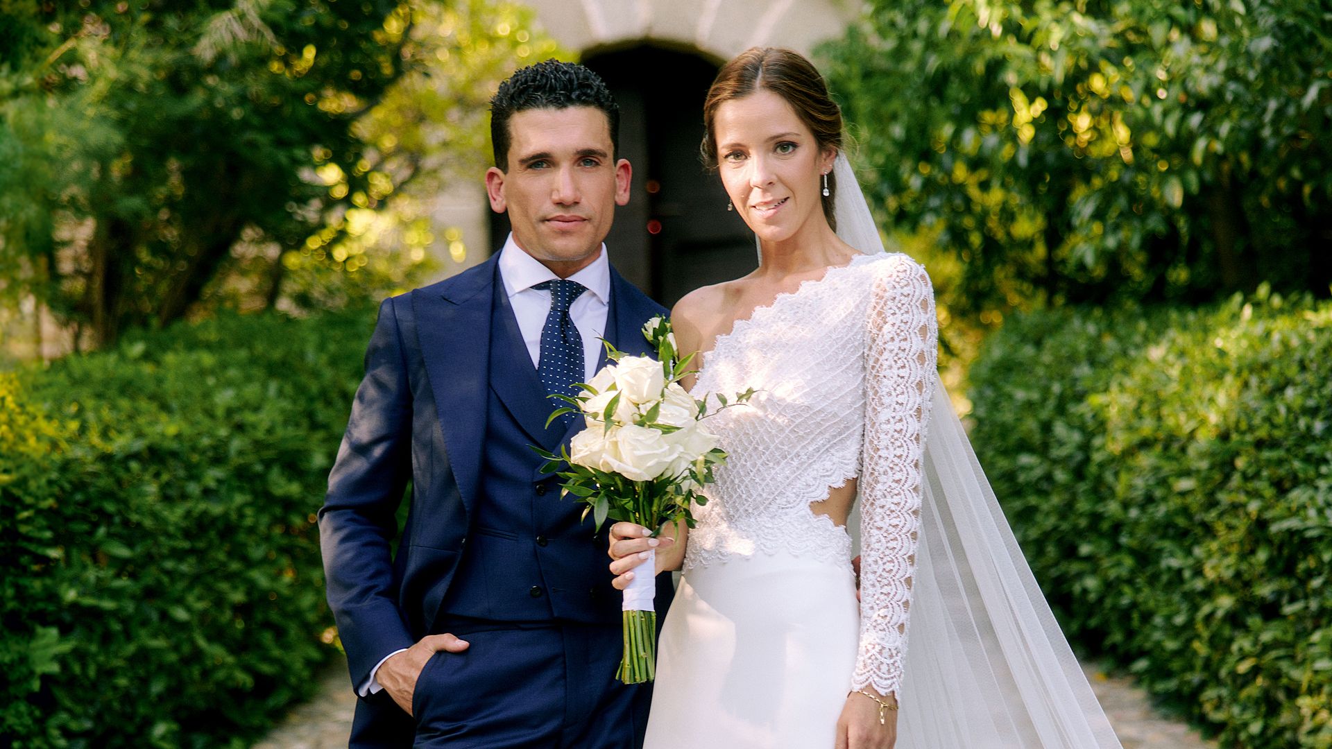 La boda de cine de Jaime Lorente y Marta Goenaga: las fotos no vistas y todos los detalles