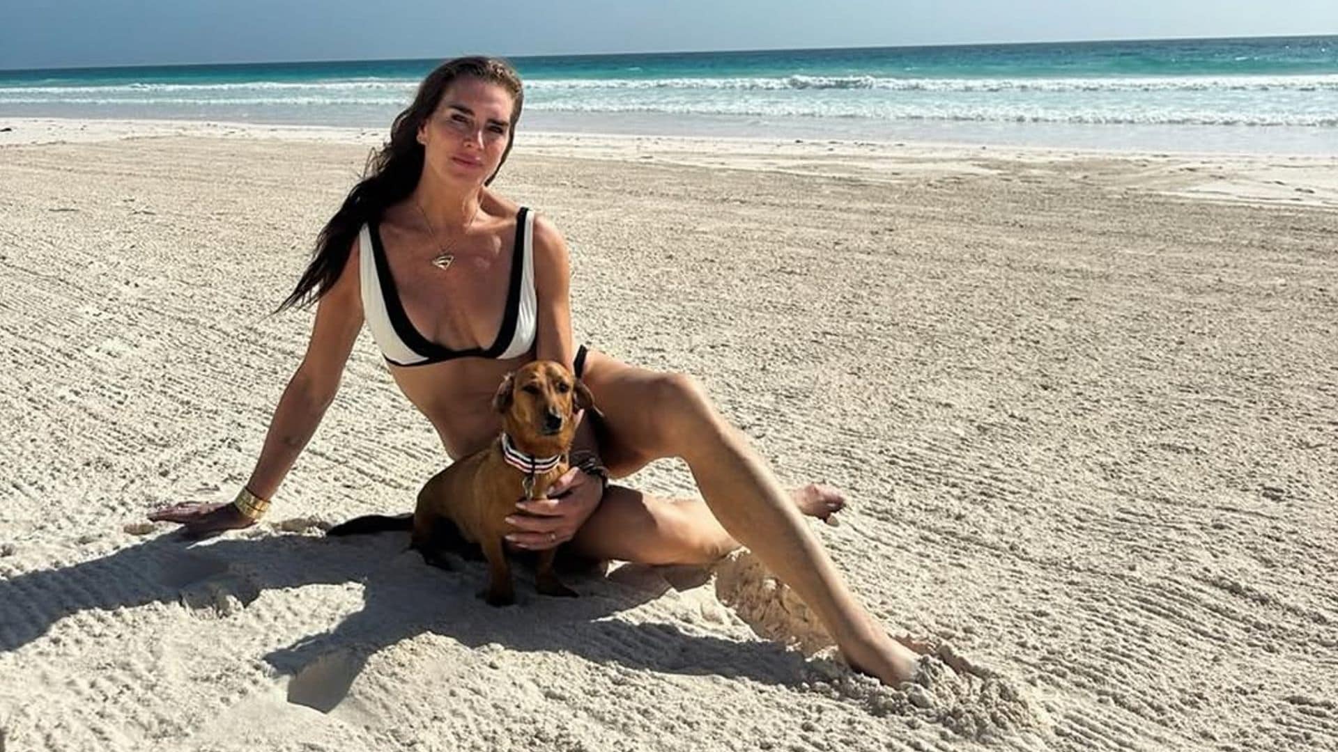 Brooke Shields se supera con un bikini bicolor en Bahamas, el diseño perfecto a partir de los 50