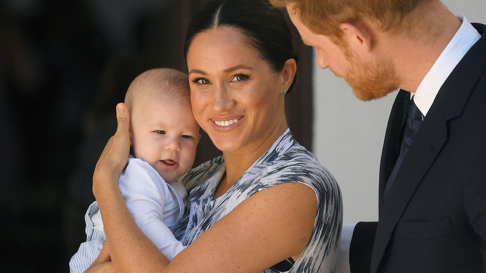 Meghan Markle y el príncipe Harry con el pequeño Archie, en un viaje por Sudáfrica, en septiembre de 2025. 