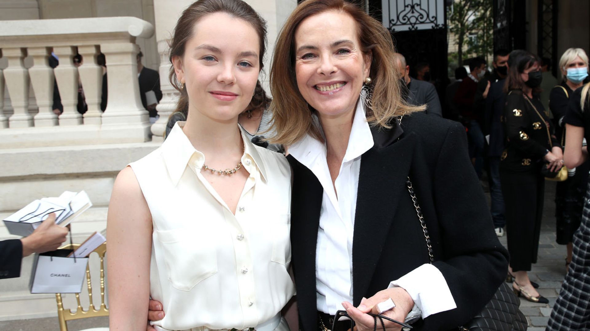 Alejandra de Hannover, en una nueva cita de moda de la mano de Carole Bouquet, suegra de su hermana Carlota
