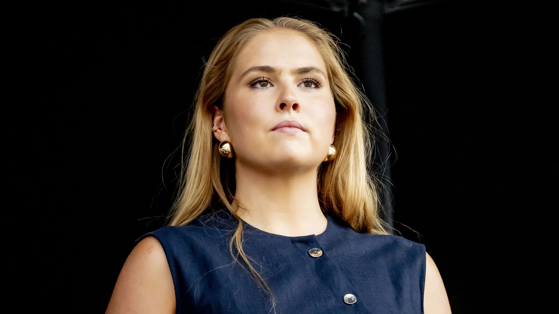 Amalia de Holanda se aleja del protocolo con el look más juvenil: 'cropped top' de lino, pantalón sastre y un reloj de 27.900 euros