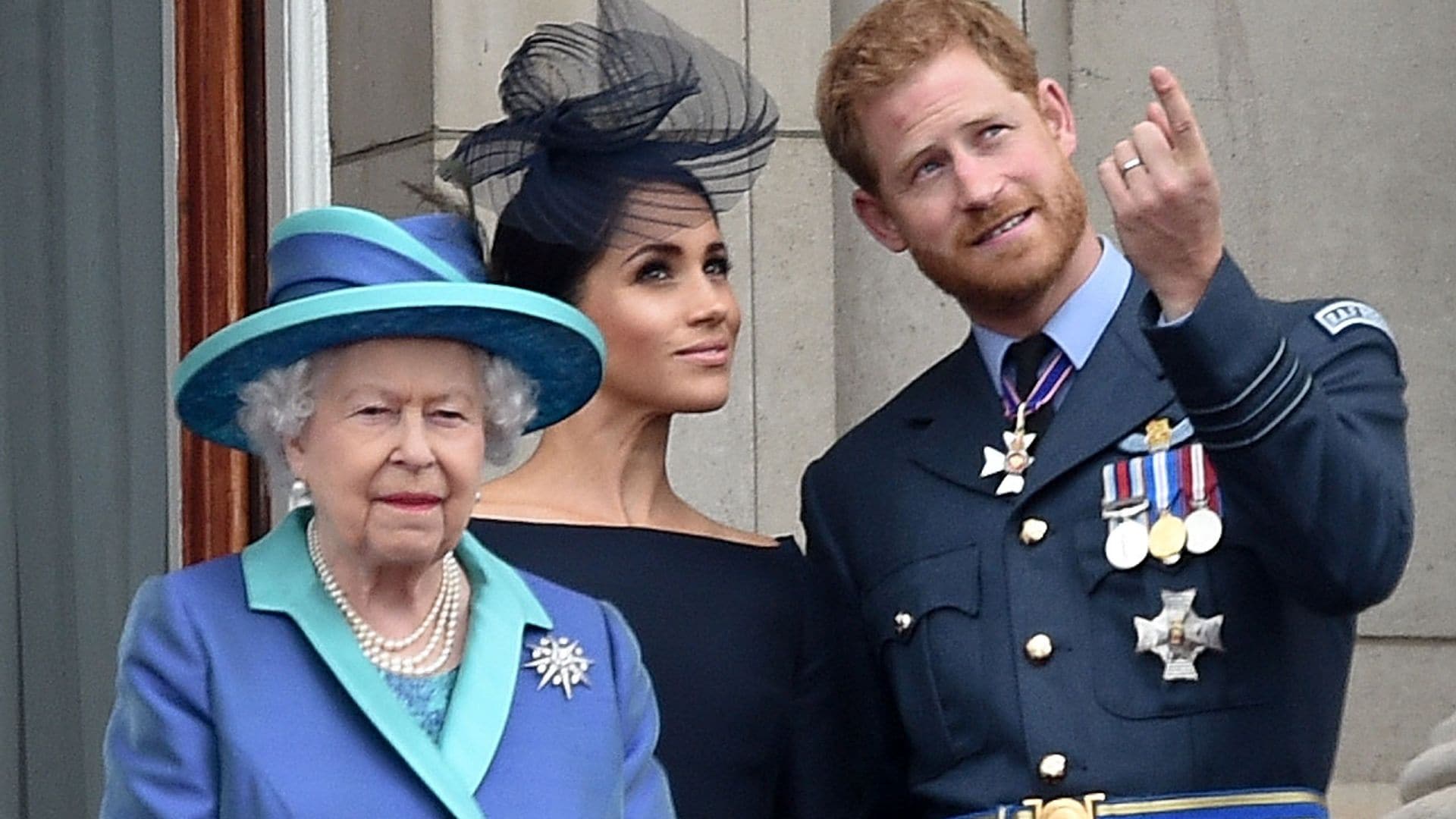 Isabel II convoca una cumbre familiar este lunes para abordar la crisis de los duques de Sussex