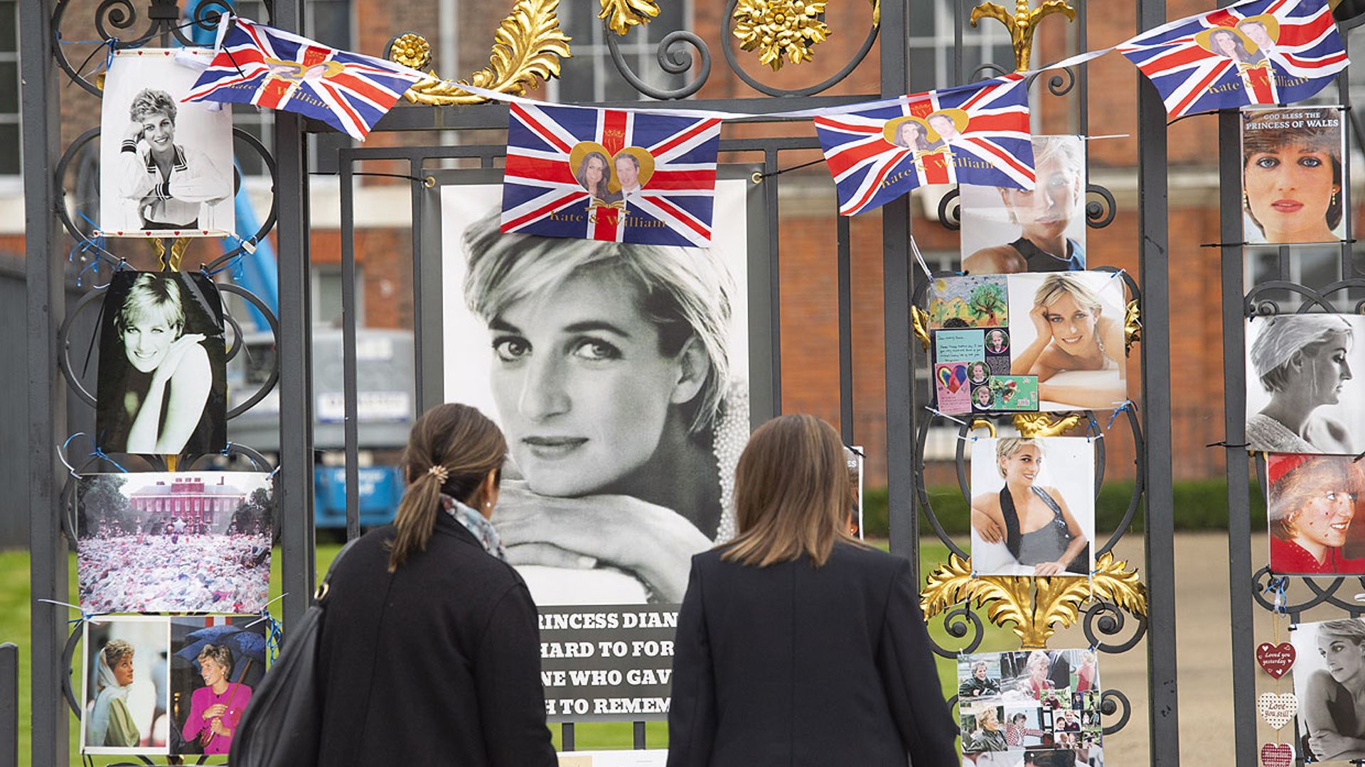 Las puertas del palacio de Kensington se llenan de muestras de cariño hacia Diana de Gales