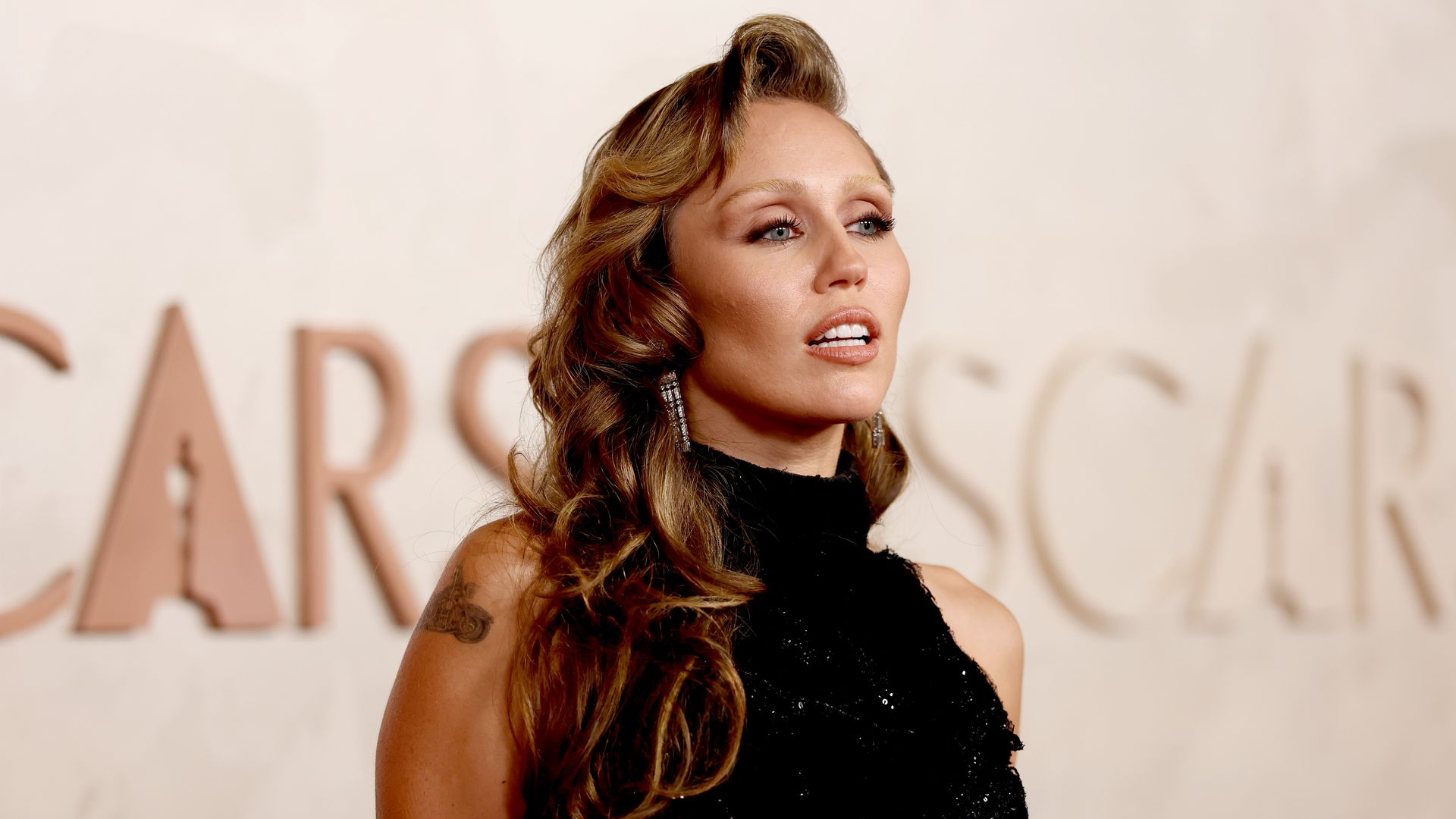 Miley Cyrus sorprende con cejas decoloradas en los Premios Oscar