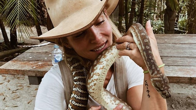 Elsa Pataky sosteniendo una serpiente en primer plano en una imagen de su Instagram