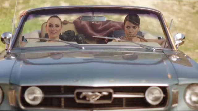 Fotograma del spot promocional de los Premios Goya 2025 en la ciudad de Granada con Maribel Verdú y Leonor Watling como protagonistas