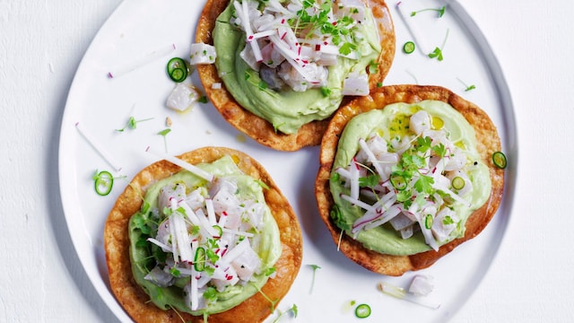 Tostaditas crujientes con aguacate y ceviche