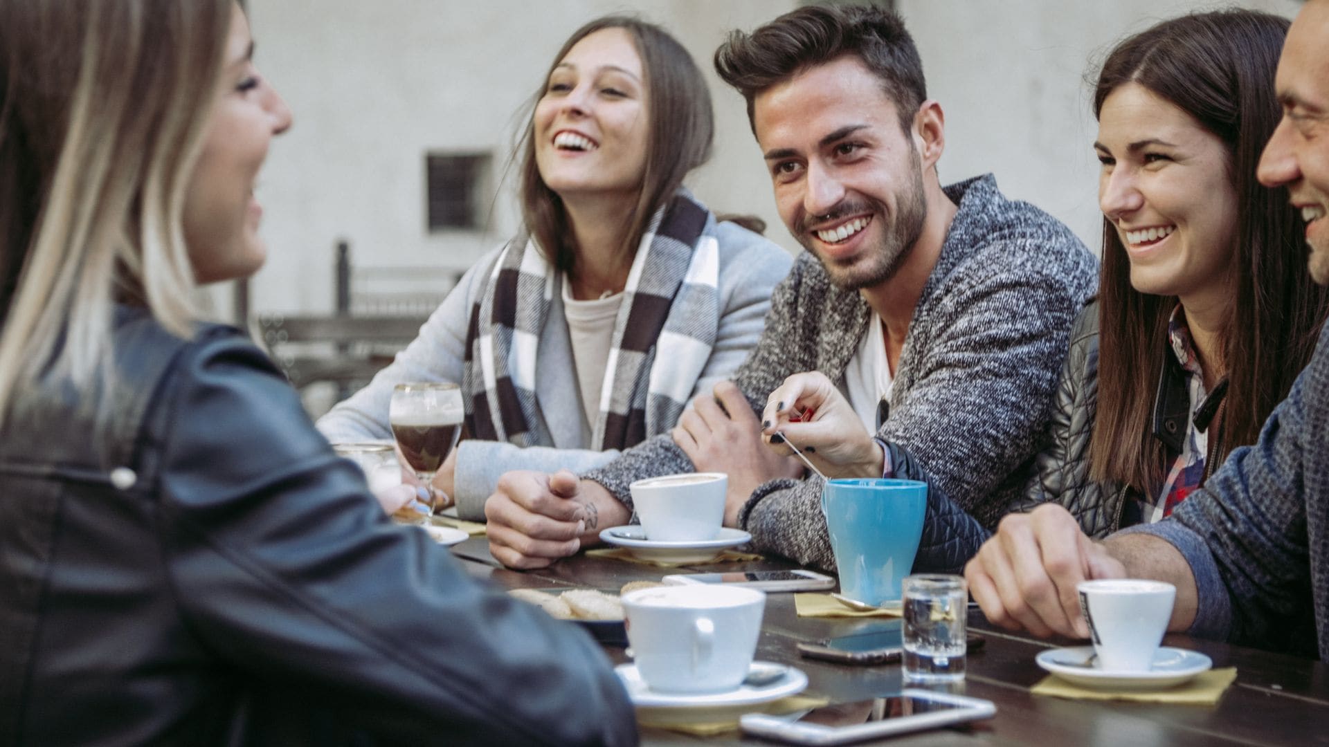 Amigos tomando café 