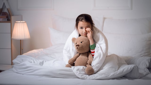 Niña con autismo con insomnio en su cama