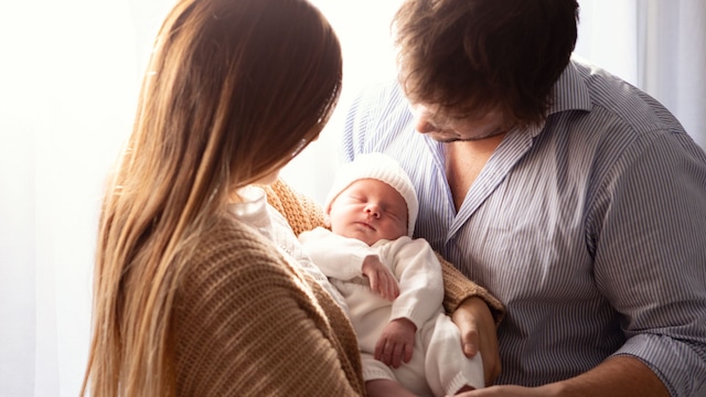 Padres con su bebé recién nacido