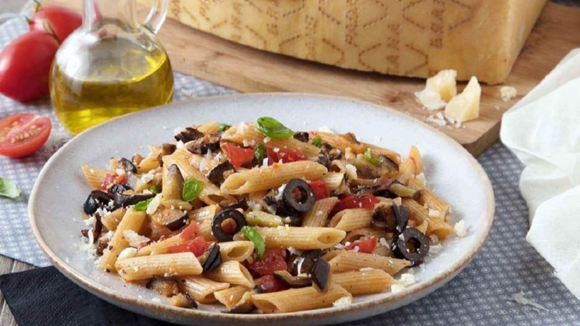 Pasta con berenjenas, aceitunas, tomate y queso Grana Padano