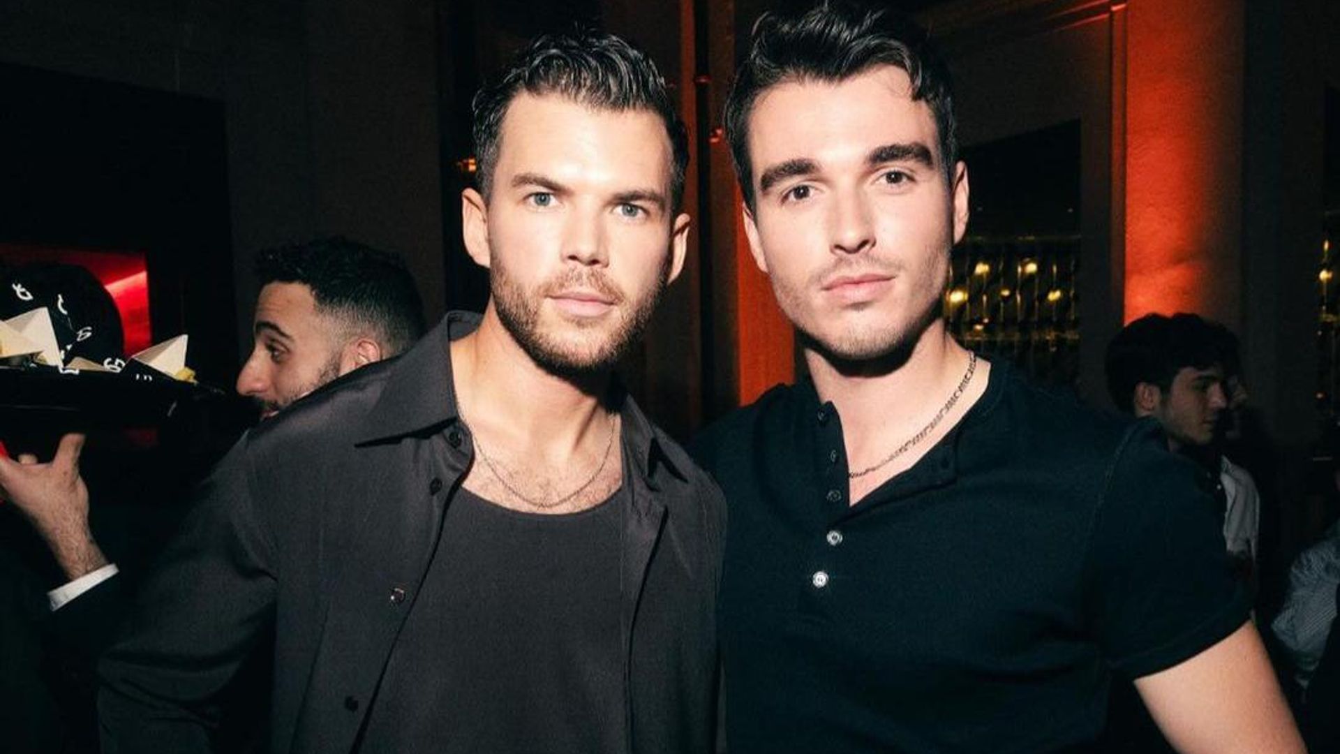 Luke Newton derrocha estilo para el desfile de Dolce&Gabbana