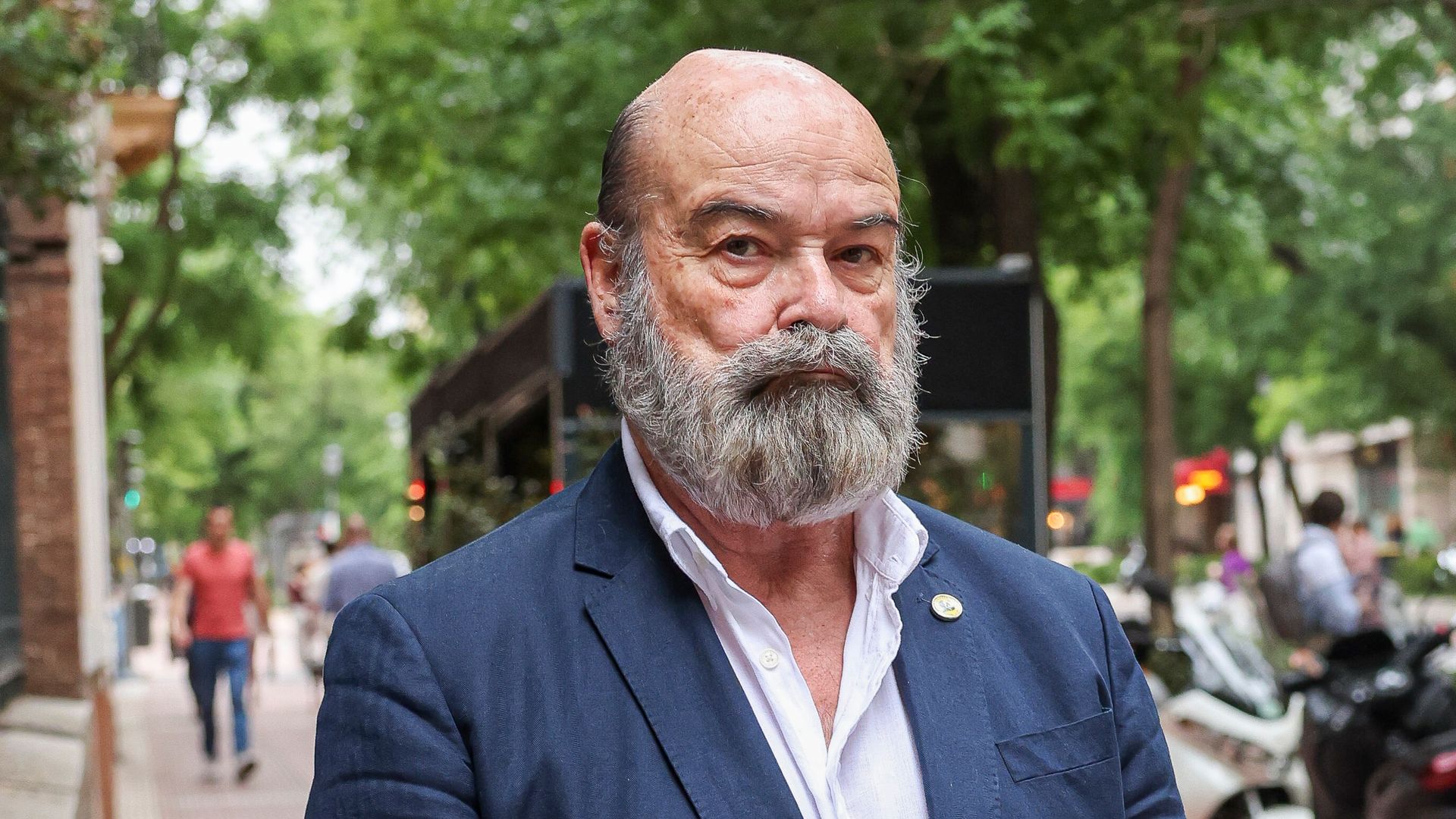 Antonio Resines reaparece junto a su mujer tras su ingreso en la UCI